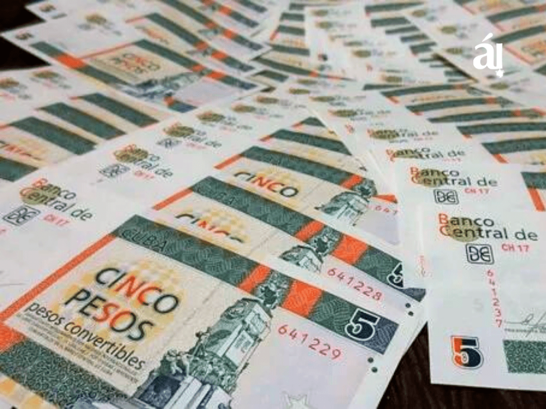 Billetes desplegdos sobre una superficie.