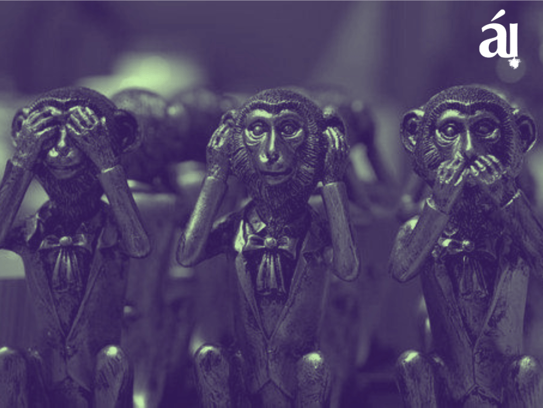 Tres monos, uno al lado del otro, el primero tapa sus ojos, el de en medio sus oídos y el tercero tapa su boca.