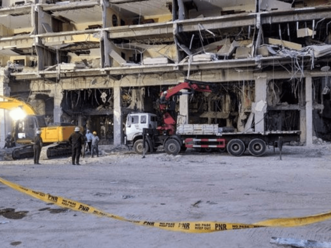 Personas trabajando en las labores de rescate en el Hotel Saratoga destruido luego de la explosión.