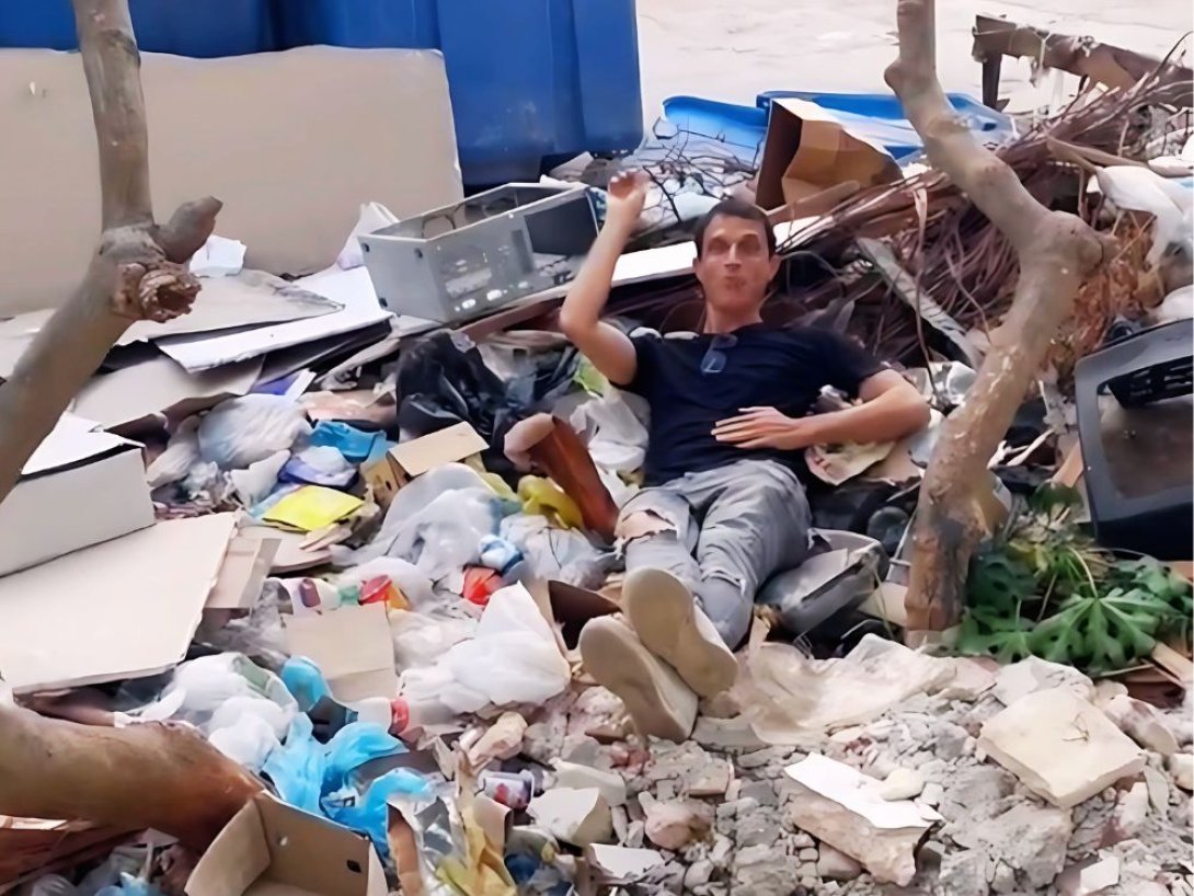El humorista cubano Jardiel en una loma de basura.