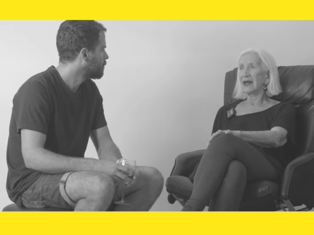 El actor cubano Carlos Alejandro Halley y la actriz argentina Mónica Guffanti conversan.