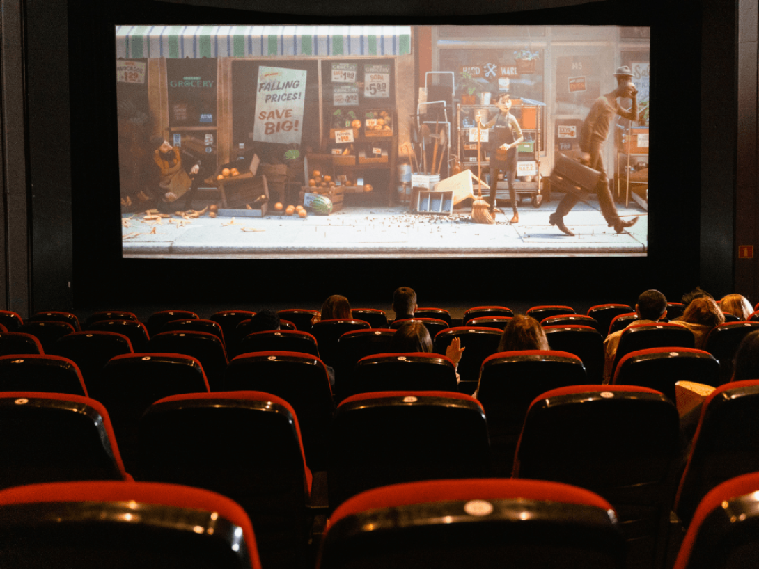 Sala de cine durante la proyección de una película.