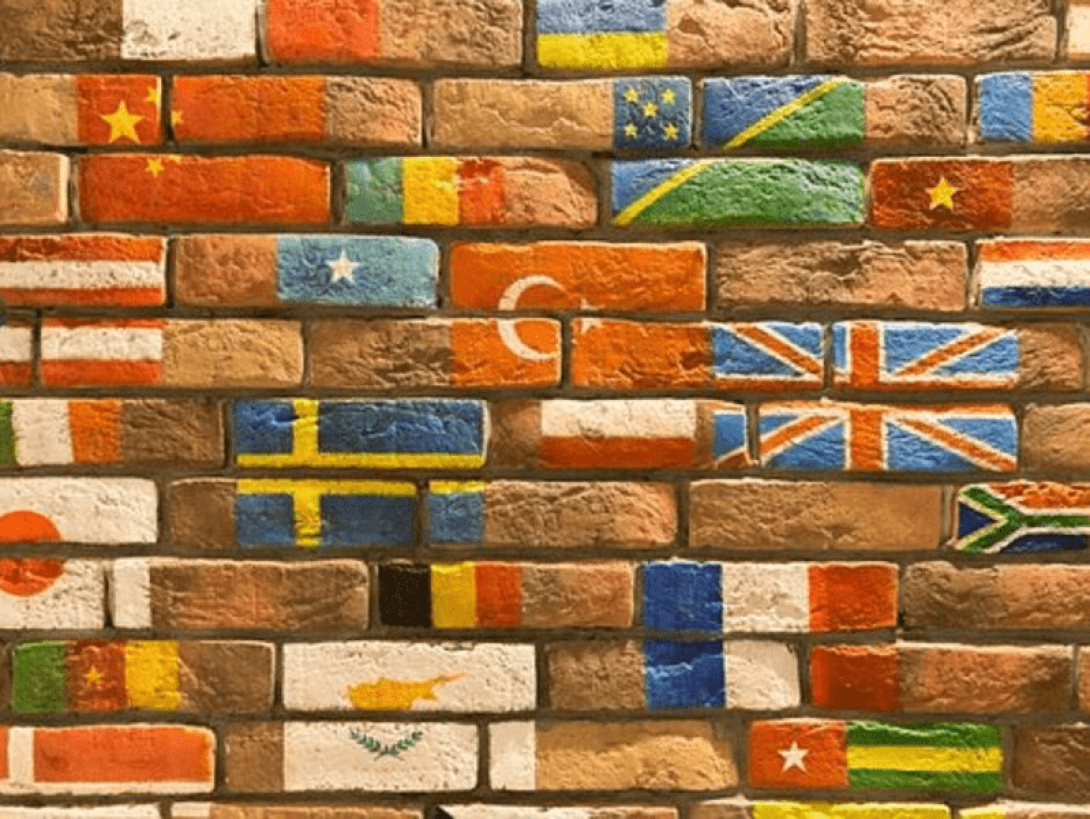 Banderas de distintos países sobre un muro.