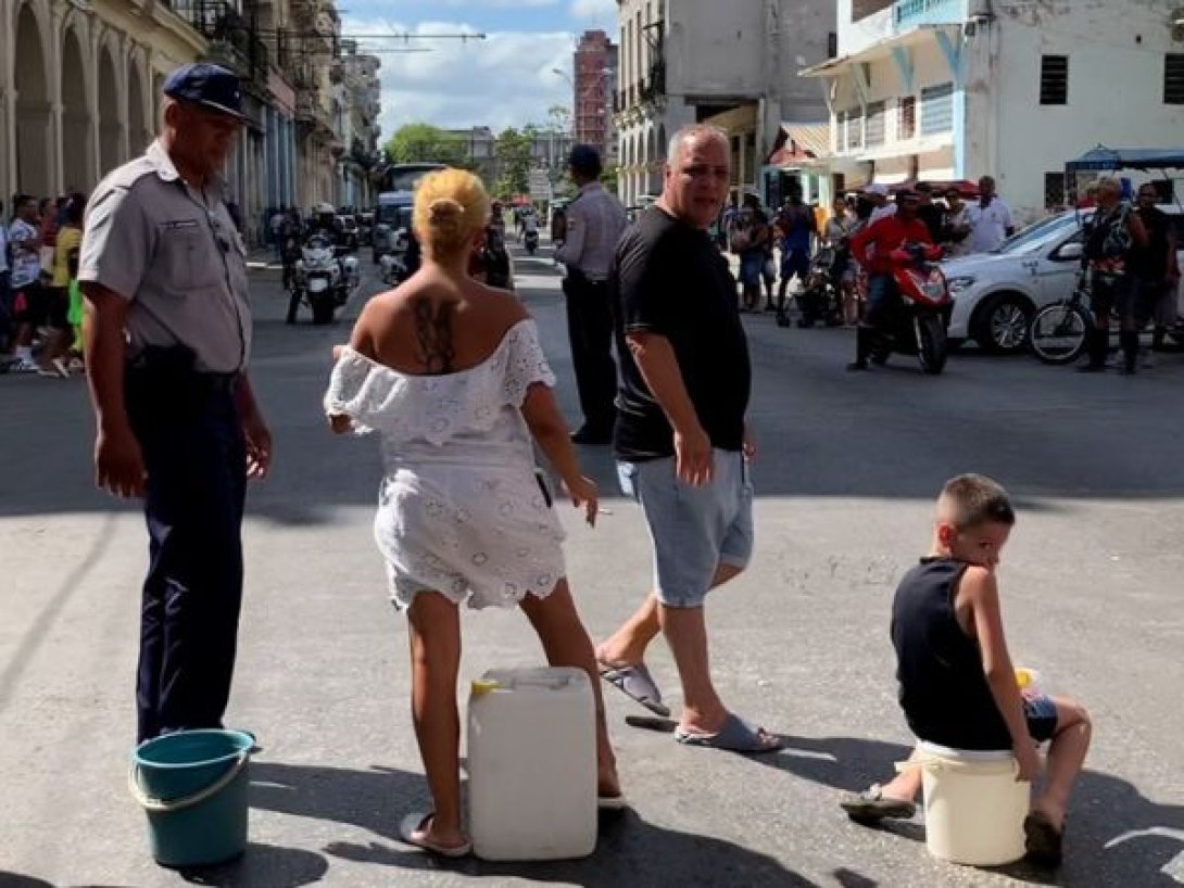 Vecinos cierran una calle de La Habana para protestar por la falta de agua potable.