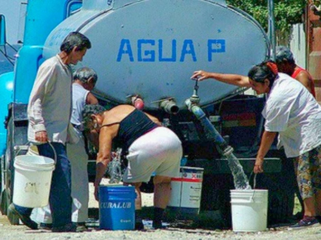 Cubanos acarreando agua potable.