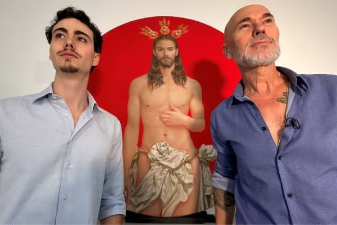 El pintor español Salustino García (derecha), junto a su hijo Horacio (izquierda), modelo para el cartel de la Semana Santa de Sevilla de 2024 (al centro).