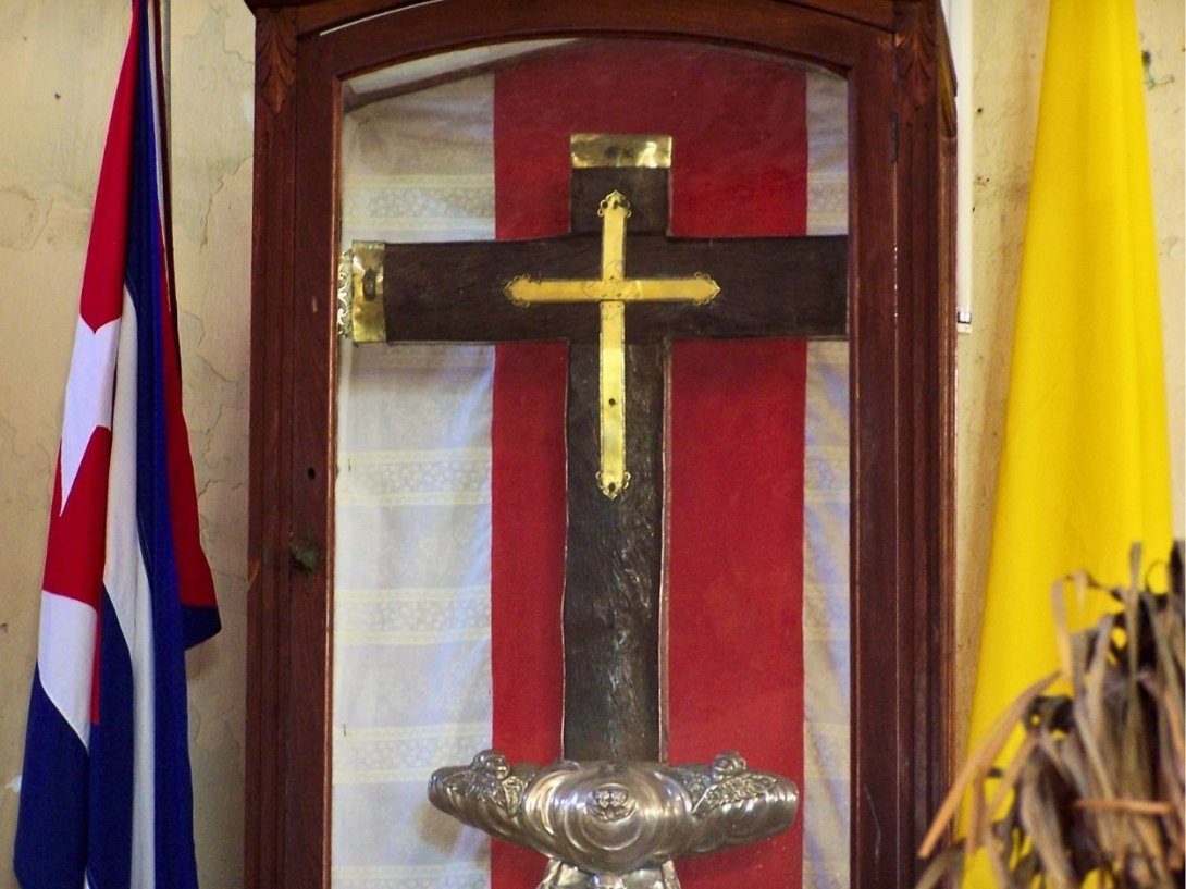 La "Cruz de Parra" colocada por el almirante Cristobal Colón el 1 de diciembre e 1492 en la actual bahía de Baracoa, Cuba. Resguardada por la Iglesia Parroquial de Baracoa.