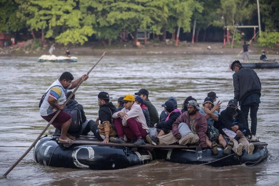 Emigrantes cruzan en balsas el río Suchiate que divide Guatemala de México. Foto: EFE.