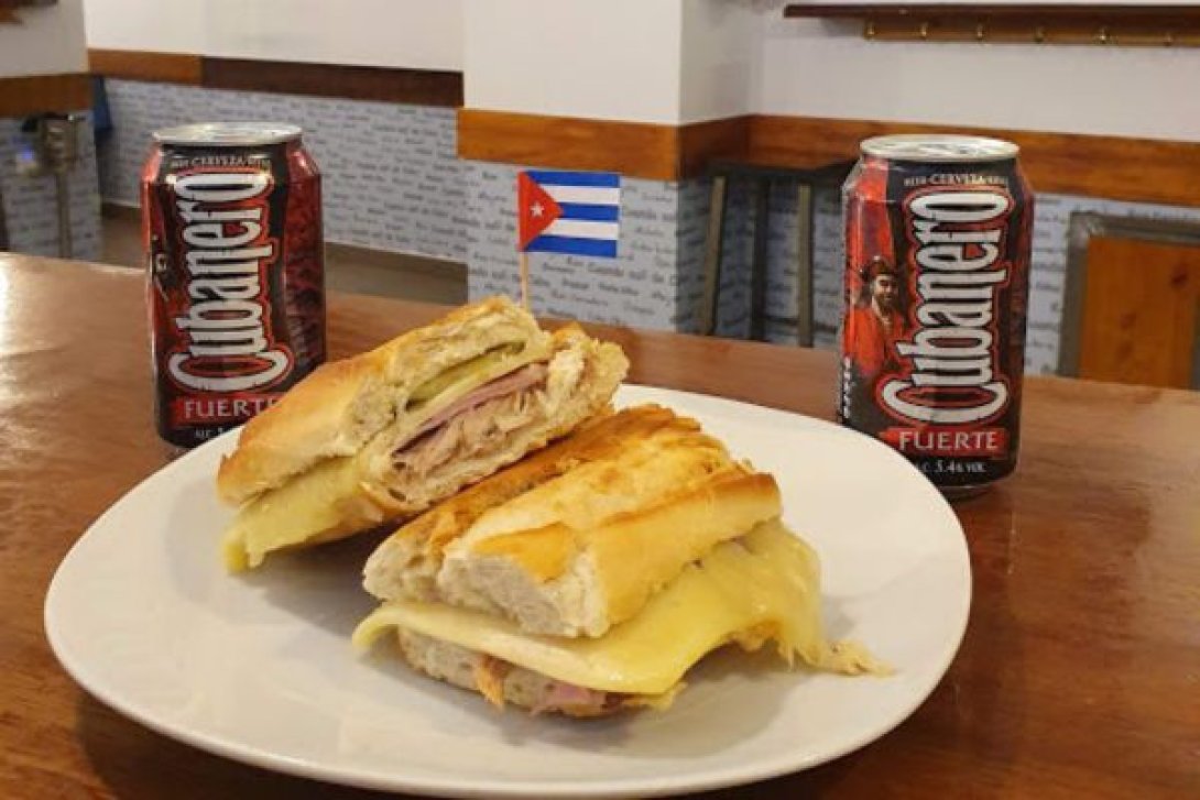 Cerveza Cubanero y Sándwich Cuban en el restaurante Cuando Salí de Cuba.