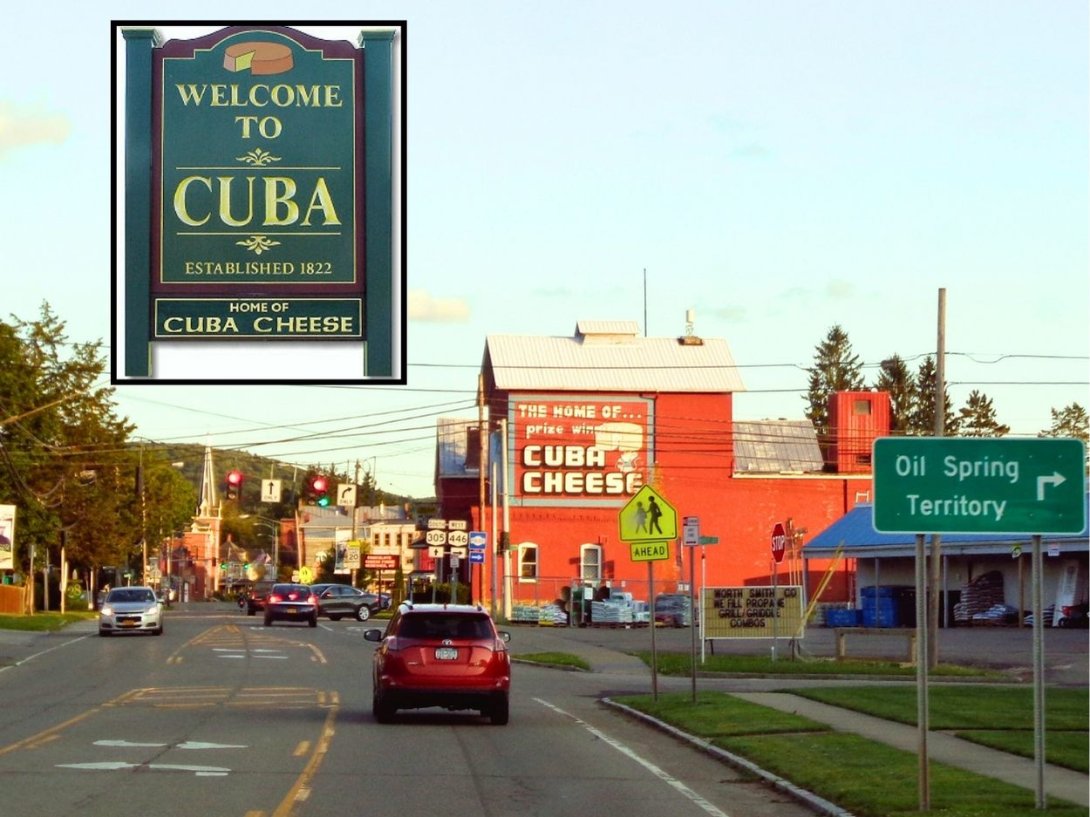 Vista de la población "Cuba" en el condado de Allegany, Nueva York y uno de los carteles que dan la bievenida al lugar (2019).