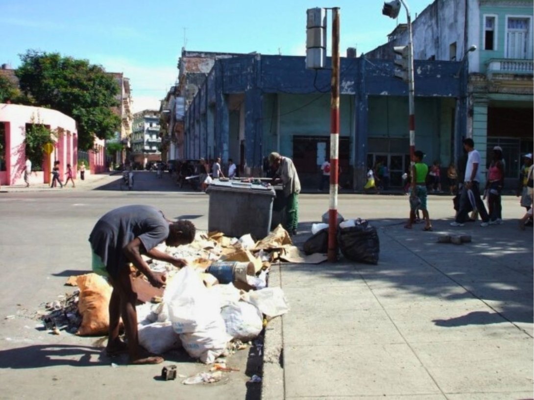 Cubanos buscando comida en latones de basura en La Habana.