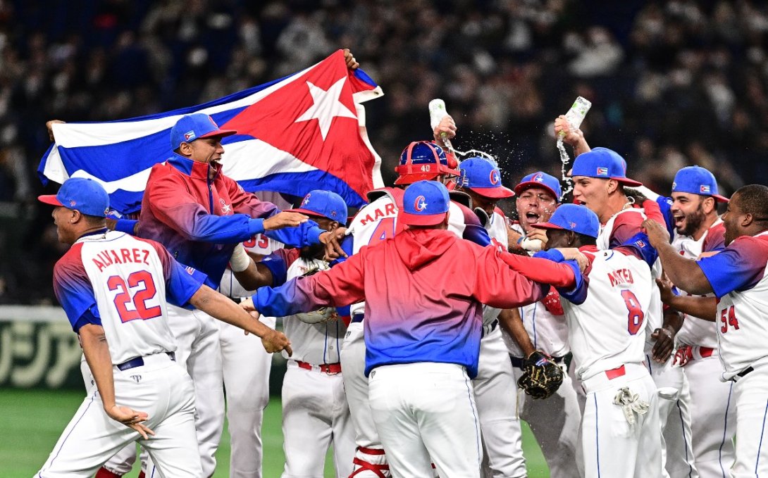 El conjunto cubano celebra el pase a semifinales en el Clásico Mundial de Béisbol tras vencer a Australia.