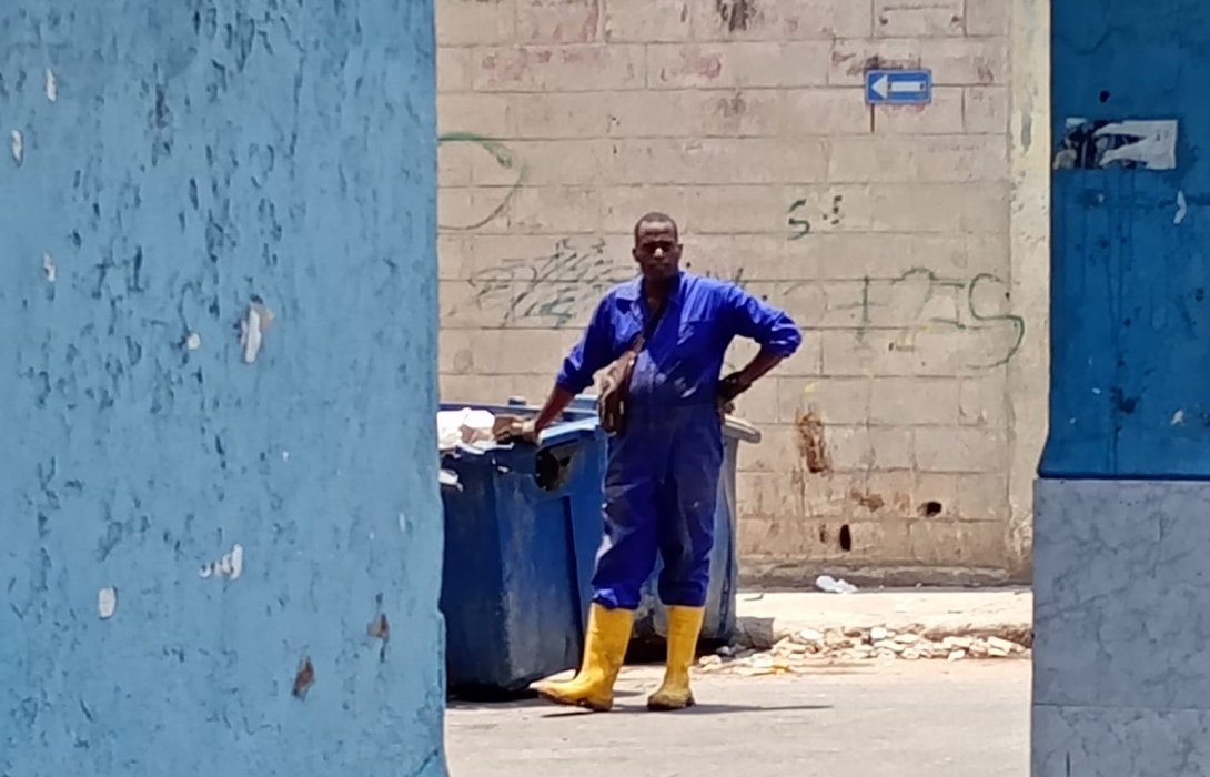 Fernando Bécquer trabajando en la limpieza de las calles.