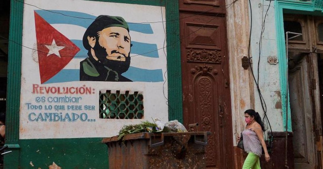 Mural de Fidel con un fragmento del concepto de Revolución