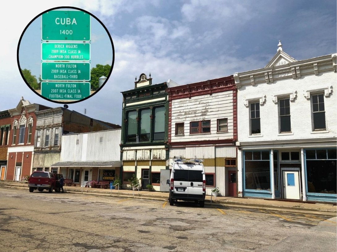Vista de la población "Cuba" del condado de Fulton, Illinois, Estados Unidos, y cartel que la anuncia en la autopista.