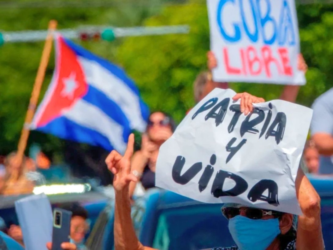 Cubanos manifestándose por la libertad de Cuba.