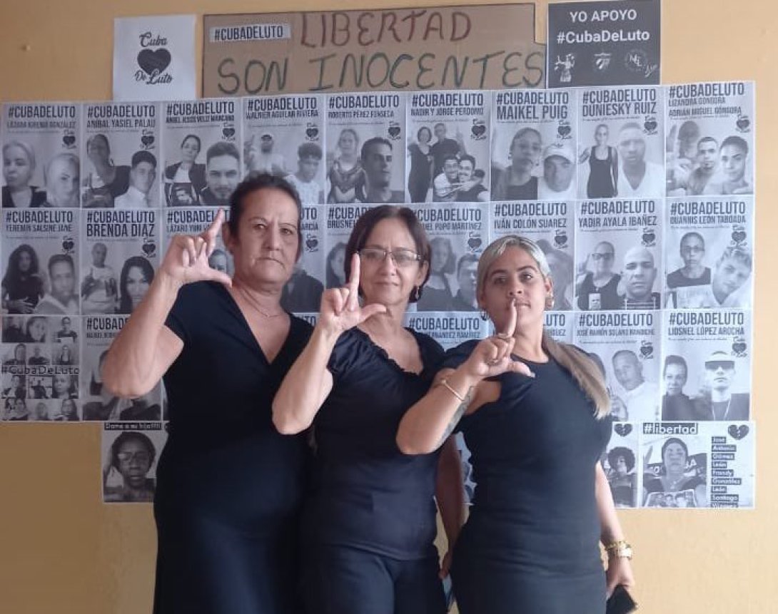 Integrantes de la organización Cuba de Luto.