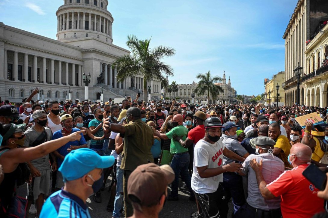 Protestas en Cuba frente al Capitolio de La Habana.