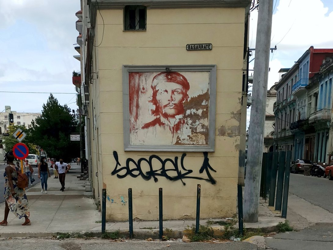 Imagen borrosa del Che Guevara en una calle de La Habana.
