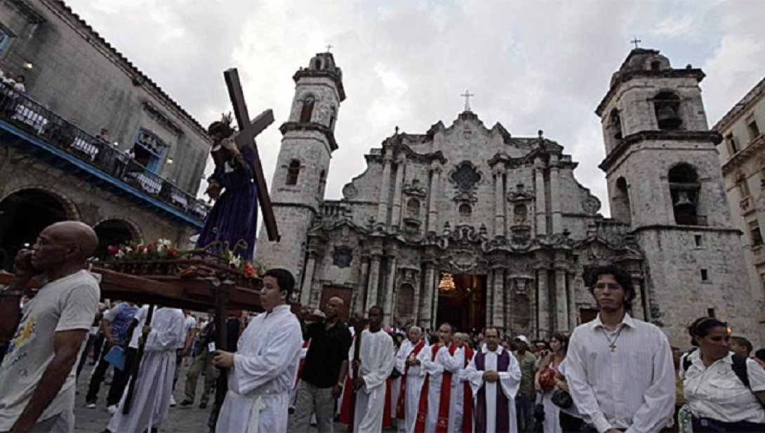 Celebración del Vía Crucis en La Habana, Cuba frente a la Catedral.