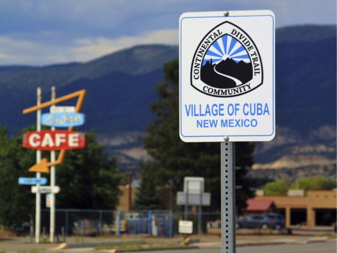Cartel que señala la "Villa de Cuba" en el condado de Sandoval, Nuevo México, Estados Unidos.