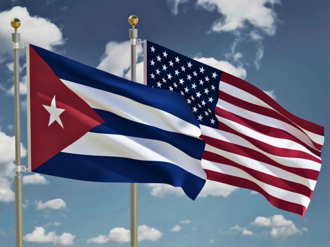 Banderas de Cuba y Estados Unidos.