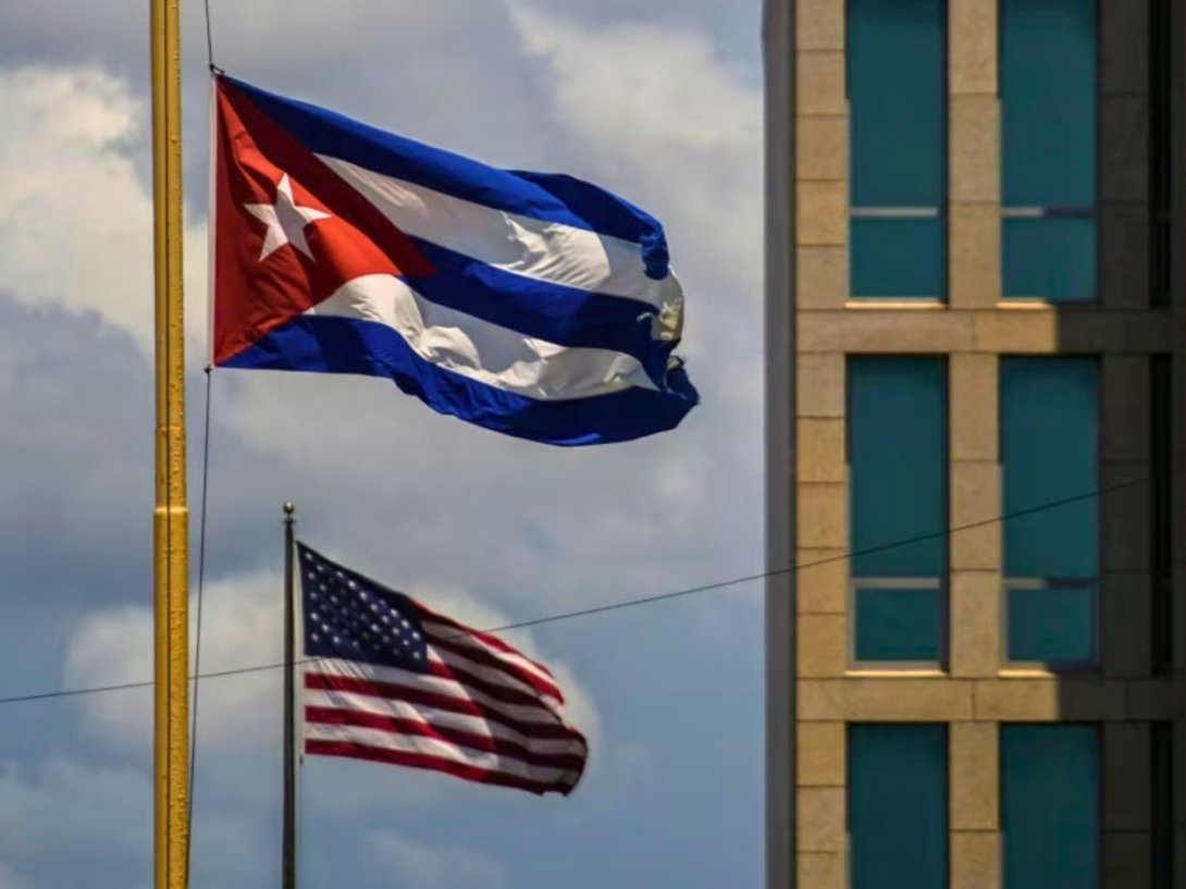 Banderas de Cuba y Estados Unidos en Cuba.