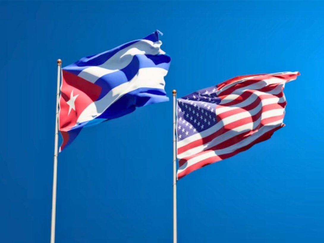 Banderas de Cuba y Estados Unidos.
