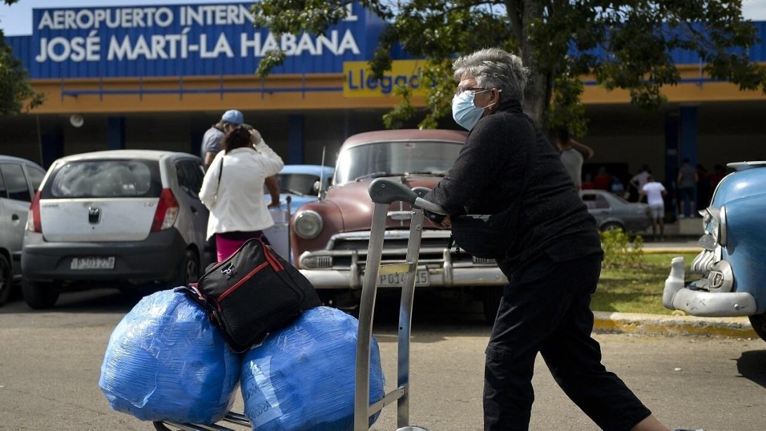 Mujer en el Aeropuerto José Martí.