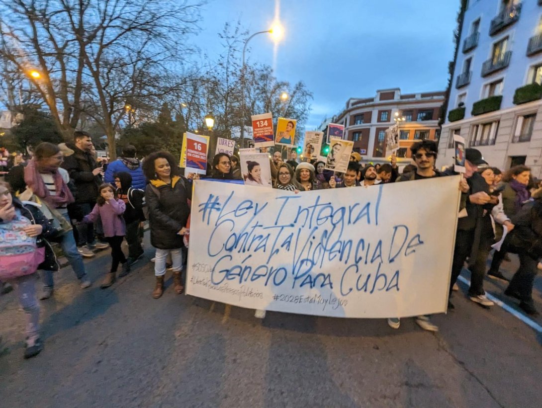 Cubanas y cubanos marchan por el Paseo del Prado de Madrid.
