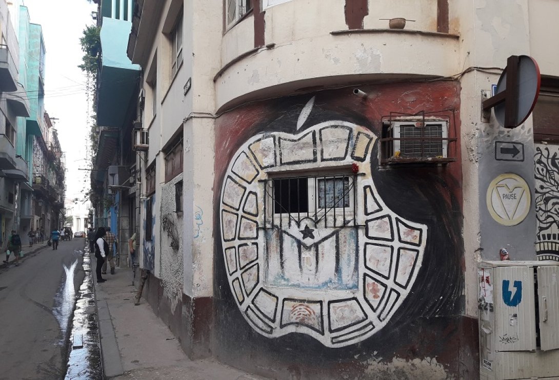 Cubanos por las calles de La Habana