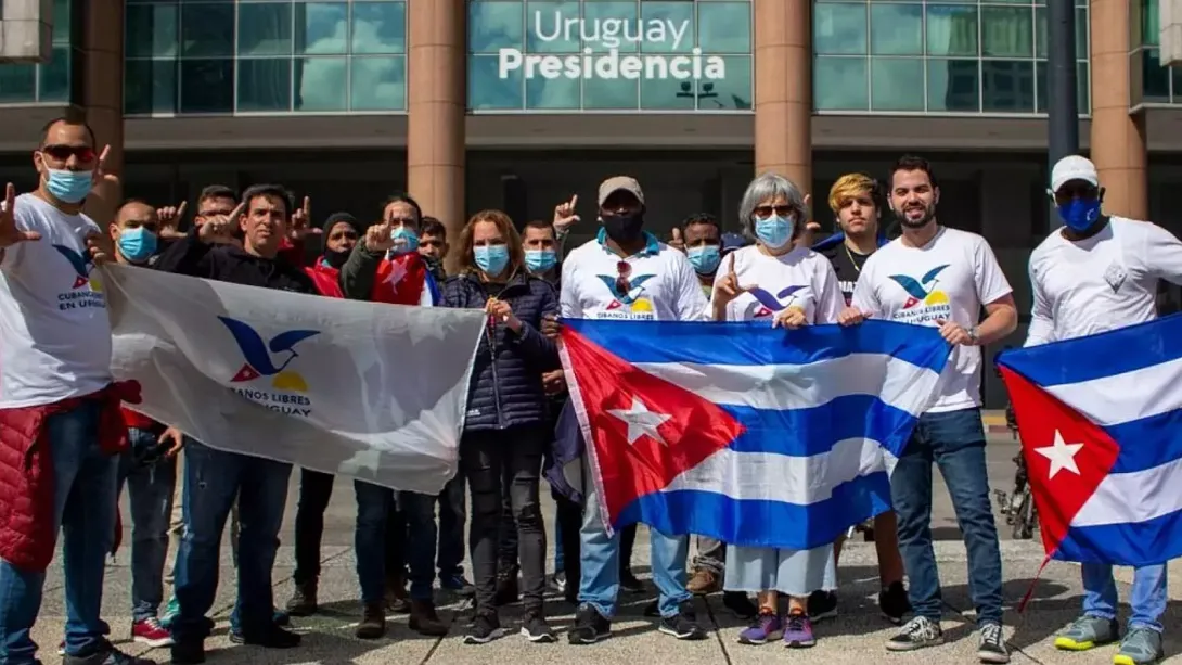 Cubanos en Uruguay solicitando la regularización.