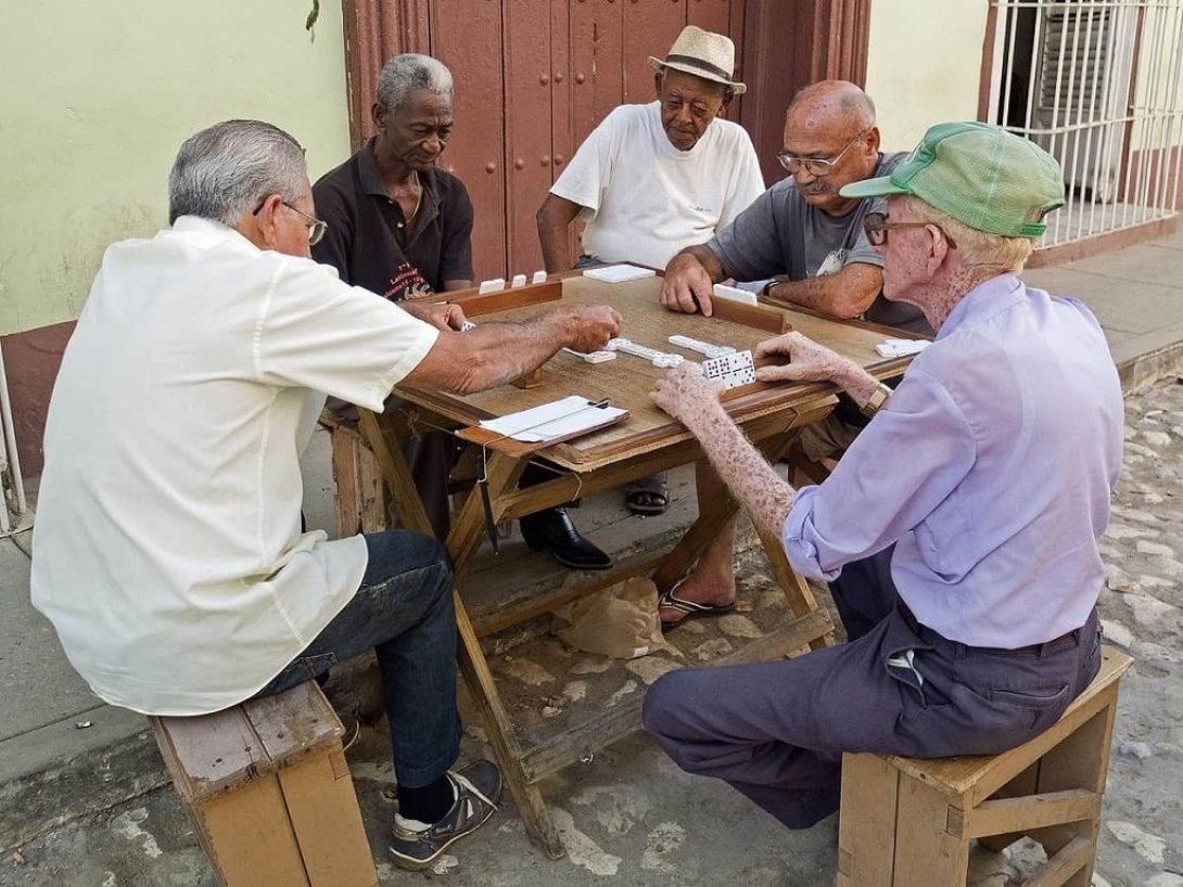 Cubanos jugando dominó.