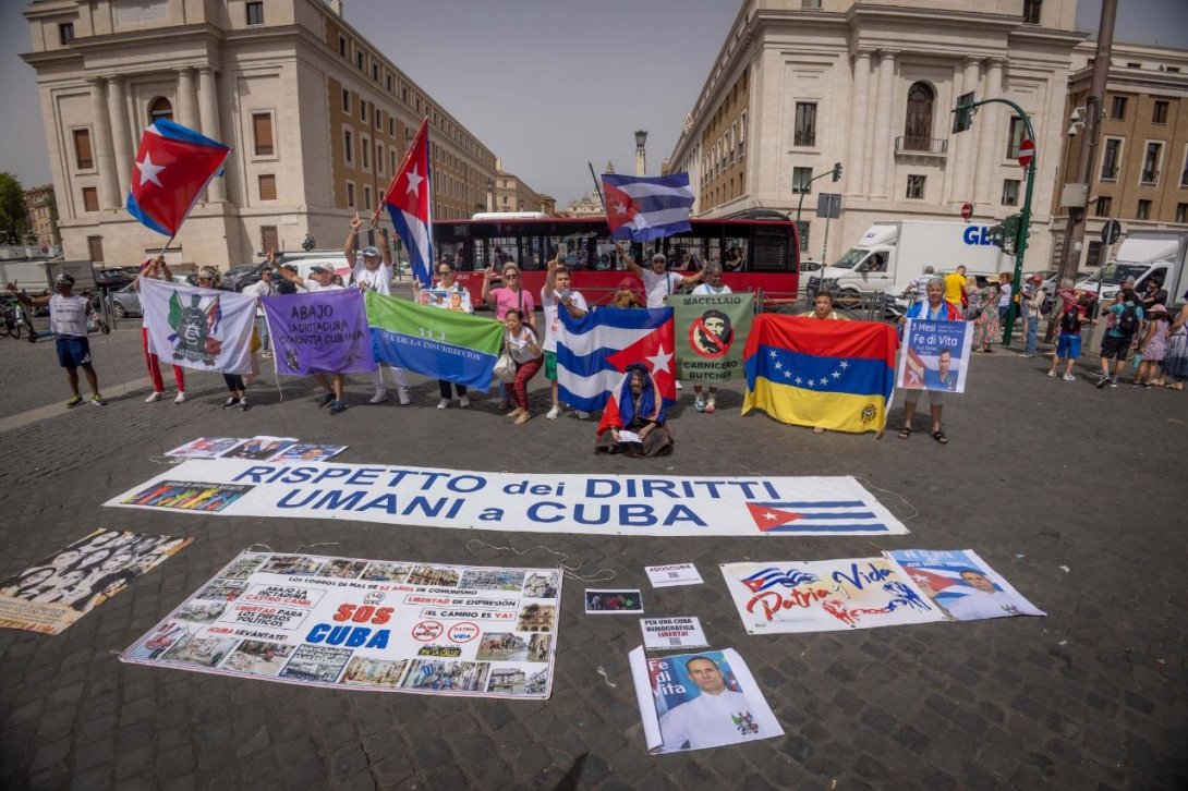 cubanos se manifiestan en el Vaticano ante la visita de Díaz-Canel.