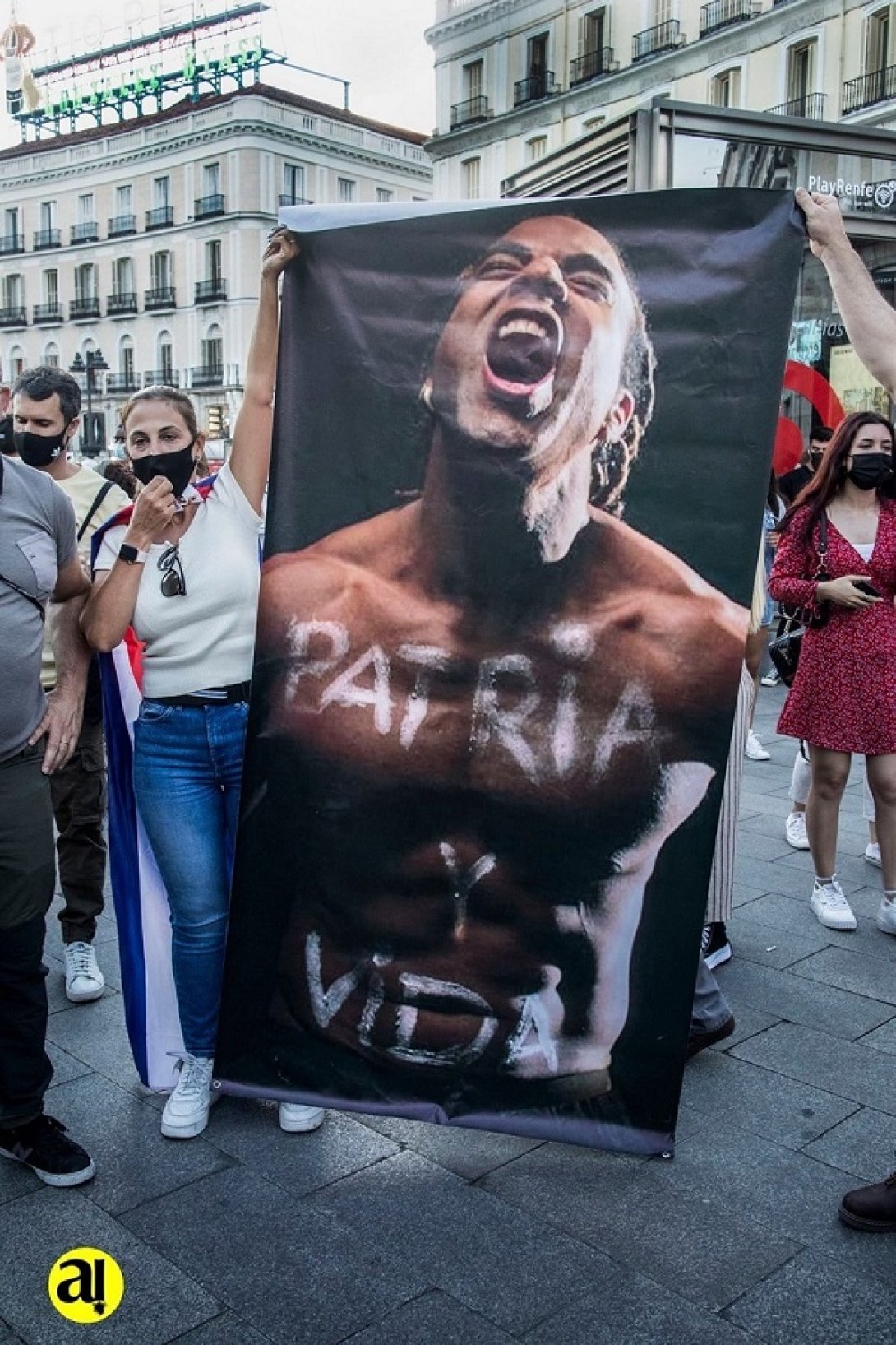 Cubanos protestan en Madrid con gran cartel de Patria y vida.