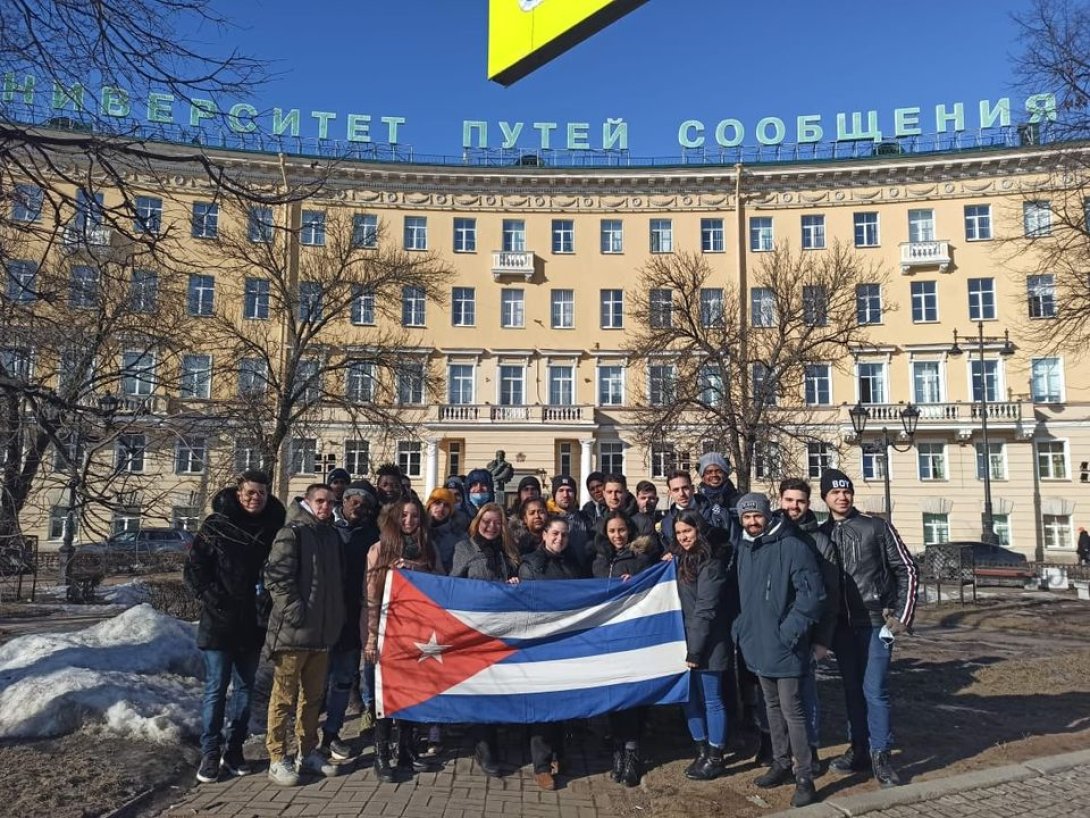 Estudiantes cubanos becados en Rusia.