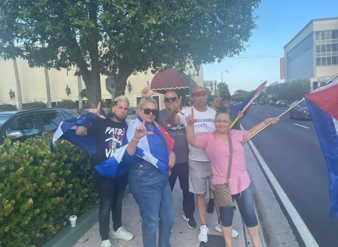 Cubanos protestan en Versalles.