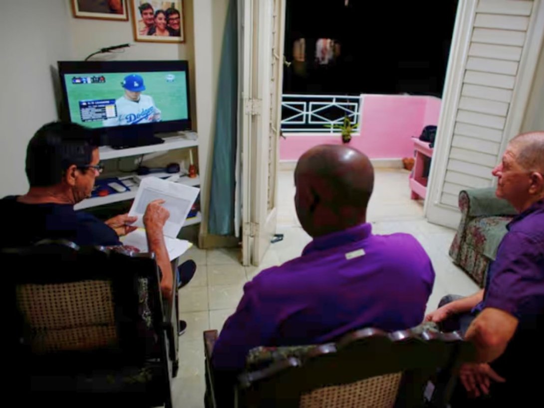 Cubanos viendo un juego de Grandes Ligas de Béisbol (MLB) en la isla.