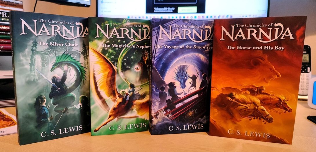 Cubierta de varias novelas de "Las Crónicas de Narnia" de C. S. Lewis.