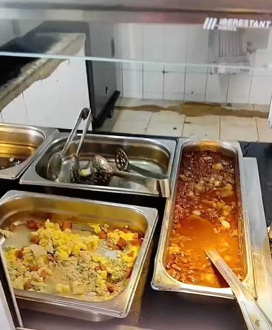 Condiciones antihigiénicas del restaurante del hotel Bella Costa Varadero. Captura de video publicado por Yusimí Cabrera en Facebook (2026).