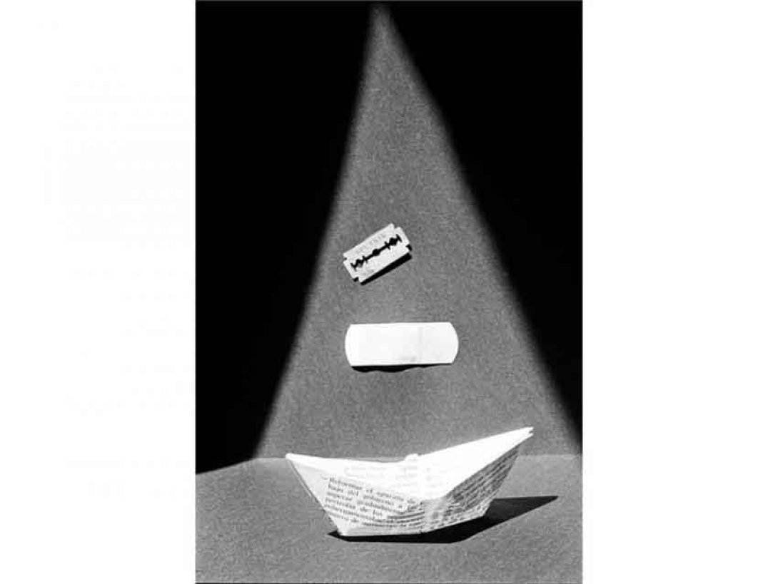 Cuchilla y barco de papel. Foto: Gustavo Pérez