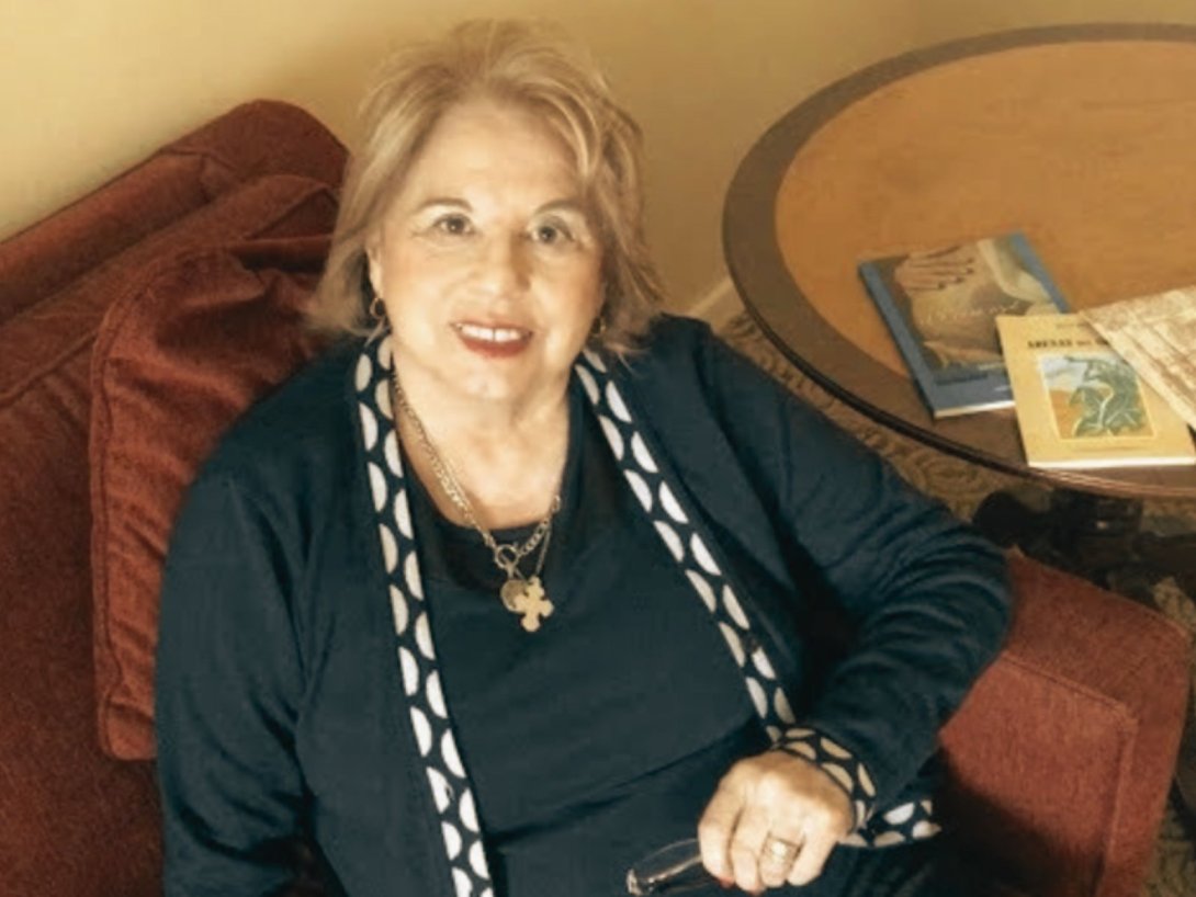 Poeta argentina Marta Macías junto a sus libros. Cuestionario Deslinde