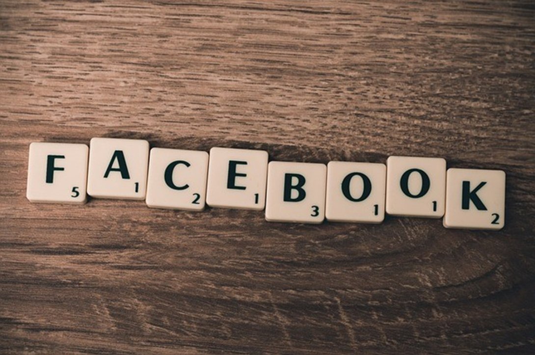 Dados que forman la palabra Facebook