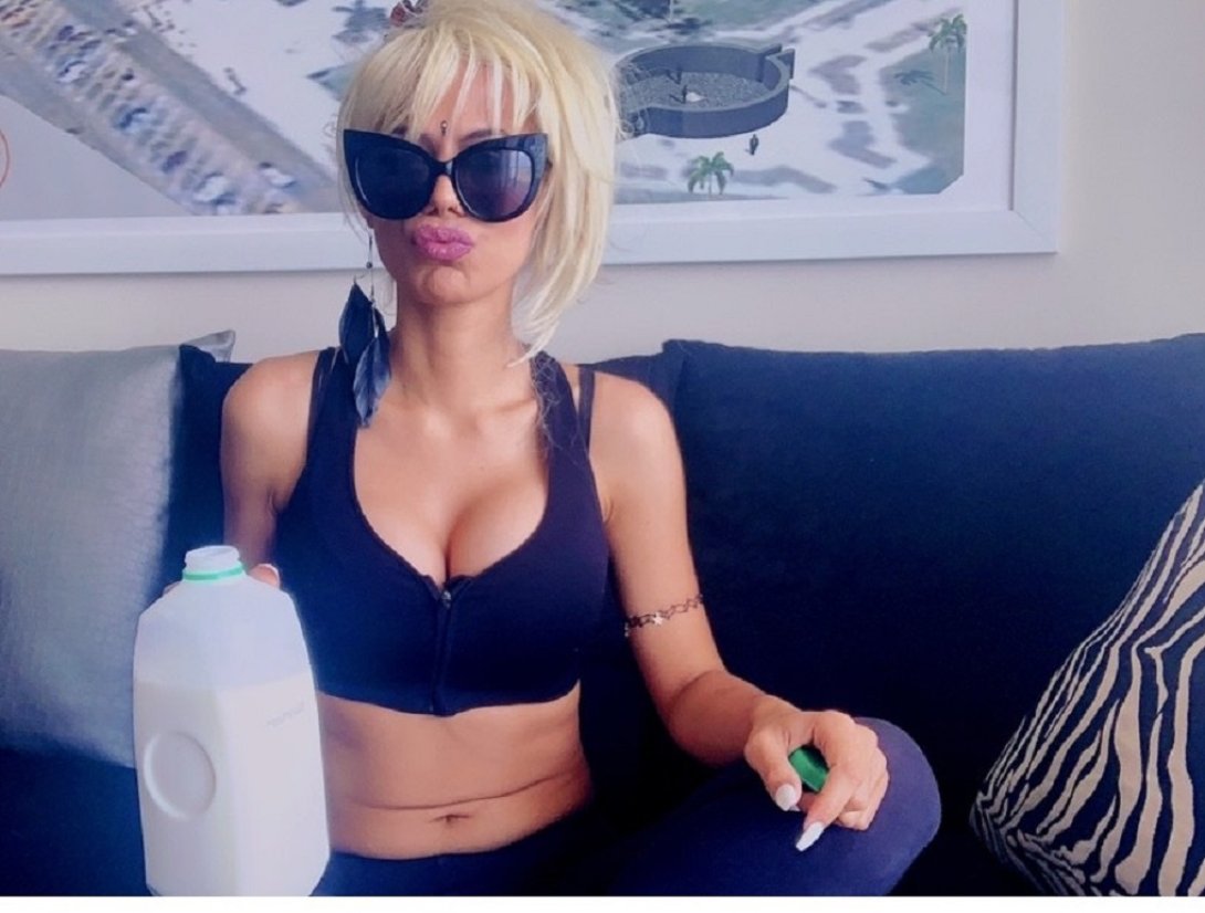 "Dura Magaly". Muchacha rubia con gafas y pomo de agua