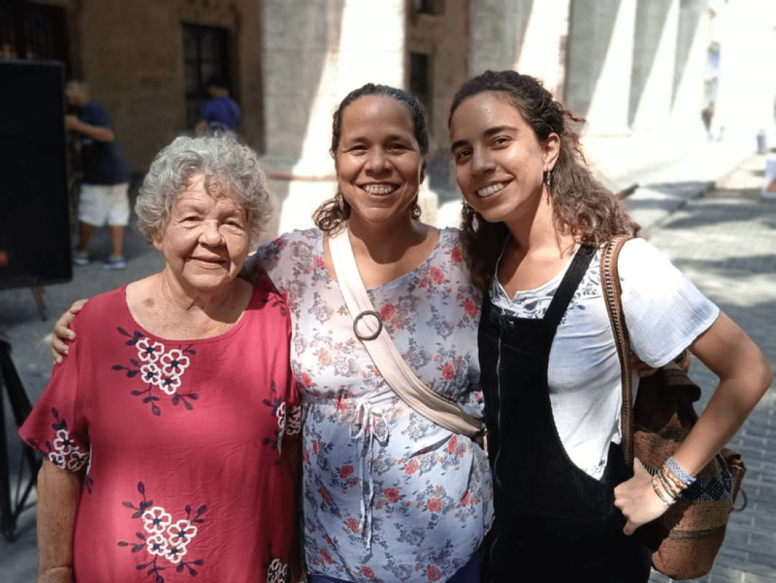 Retrato de Denia García Ronda, Claudia Expósito y Cecilia Garcés Expósito: tres generaciones de mujeres cubanas.