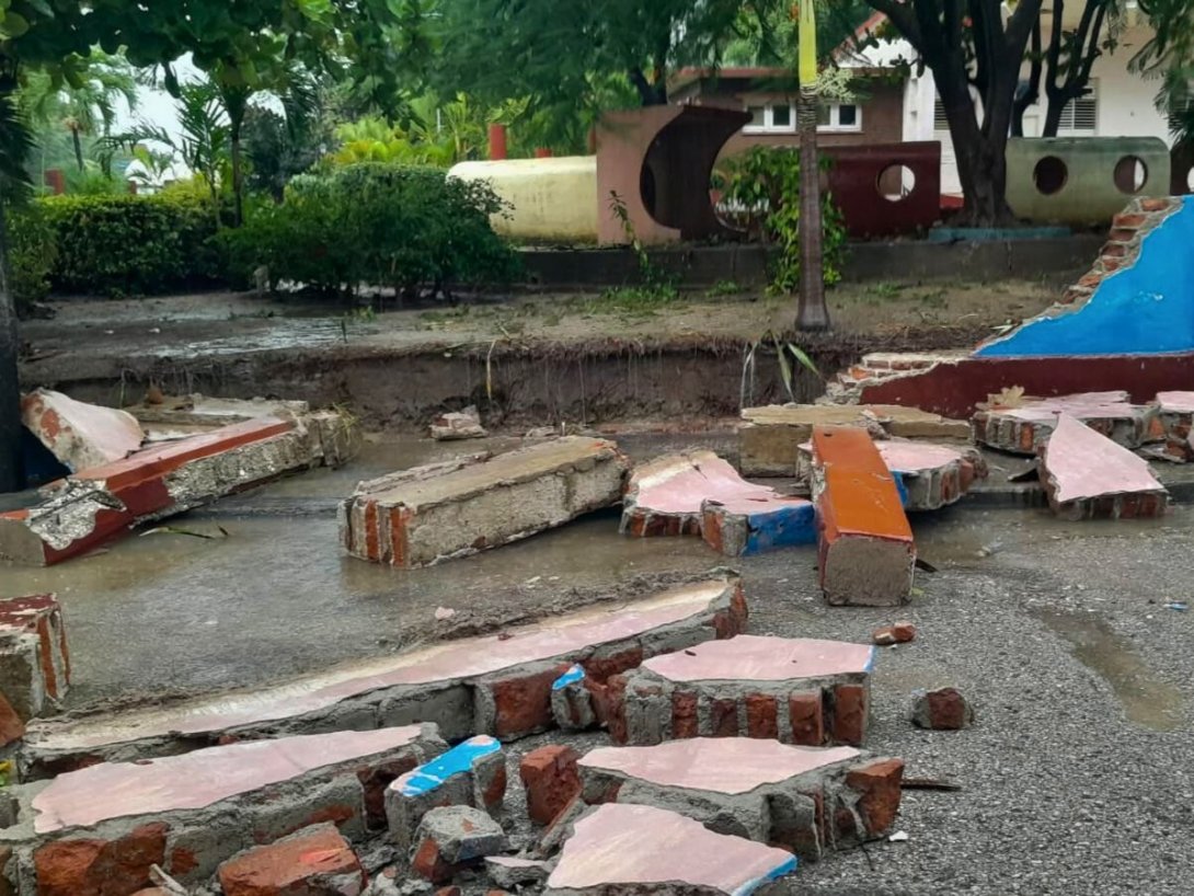 Derrumbe en calle de Santiago de Cuba por el paso de la Depresión tropical nro. 9 (2025).