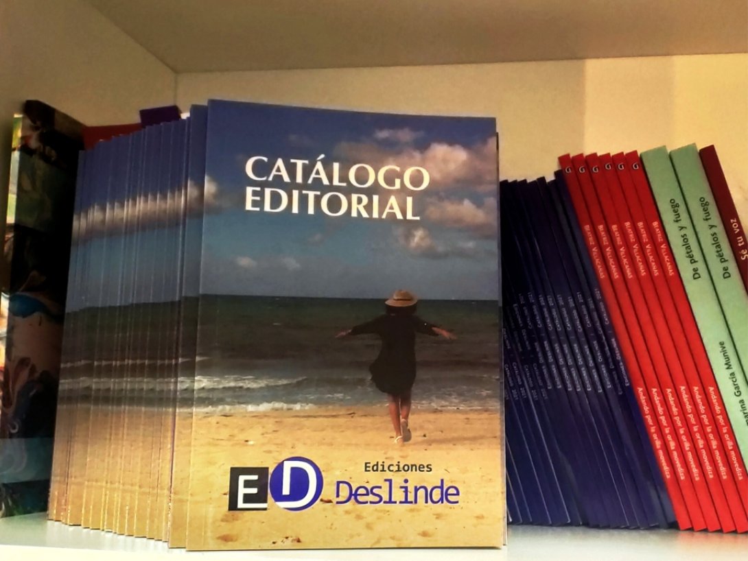 Catálogo de Ediciones Deslinde en un estante. Mujer corre hacia el mar