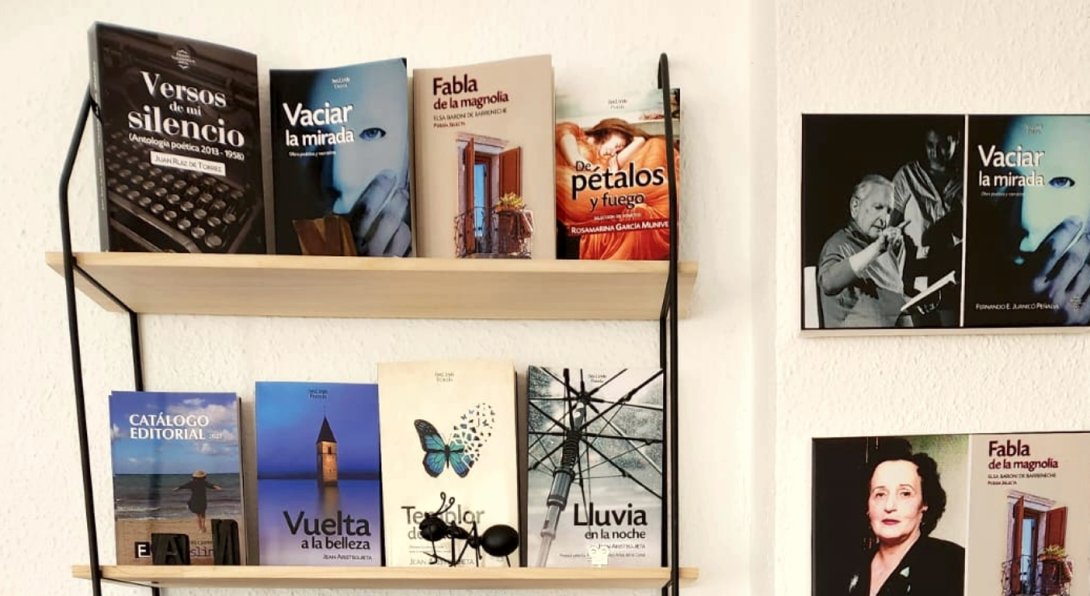 Libros y escritores de ediciones deslinde en estante