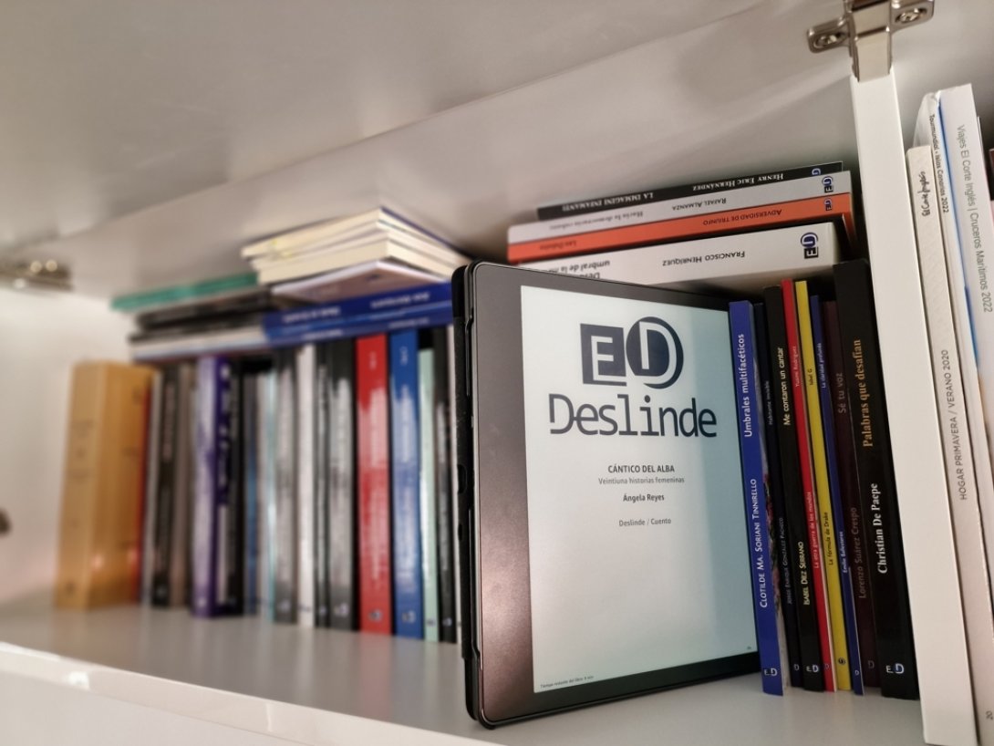 Deslinde Libros ediciones impresos y Kindler en un estante