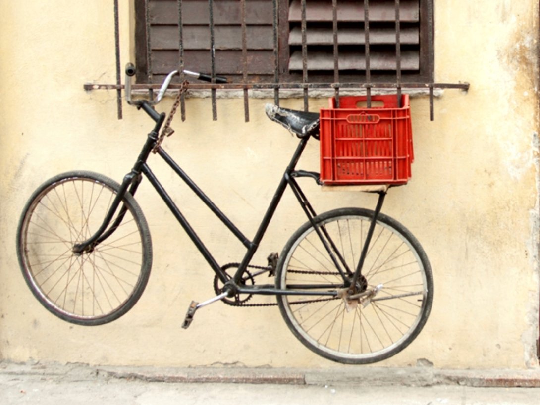 Bicleta colgada en una ventana